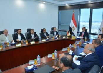 وزير التموين والتجارة الداخلية يجتمع مع ممثلي الشركة المنفذة لمشروع تكويد الذهب بالليزر