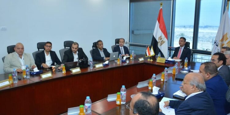 وزير التموين والتجارة الداخلية يجتمع مع ممثلي الشركة المنفذة لمشروع تكويد الذهب بالليزر