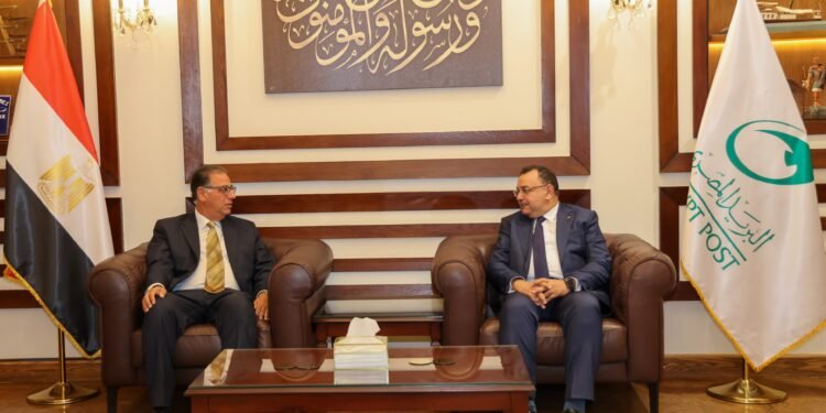 رئيس البريد يستقبل نائب وزير الخارجية للهجرة لبحث سبل التعاون المشترك