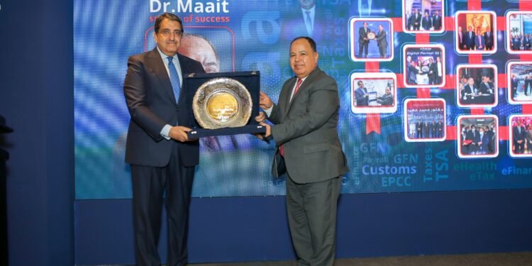 «إى. فاينانس» تحتفى بوزير المالية السابق ورئيس «التأمين الصحى الشامل»