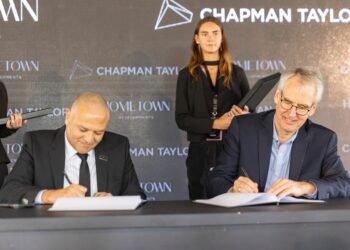 «هوم تاون للتطوير» توقع اتفاقية تعاون استراتيجي مع «تشابمان تايلور العالمية» لوضع مخطط مشروعاتها الجديدة