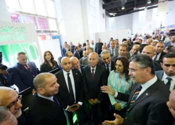وزير التموين يتفقد جناح البريد في معرض اهلا مدارس ويشيد بالخدمات التي يقدمها البريد المصري