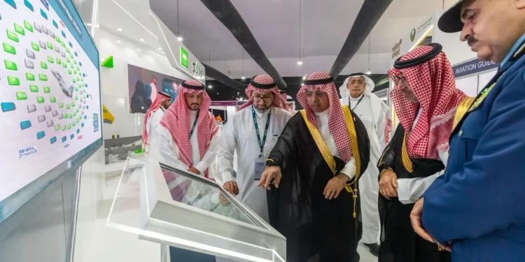 رئيس هيئة الطيران المدني السعودي يزور معرض مصر الدولي للطيران والفضاء.. ويناقش مع وزير الطيران المصري القضايا ذات الاهتمام المشترك