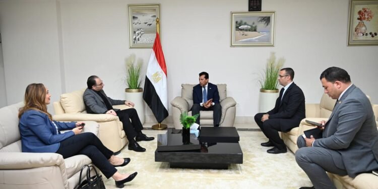 المستشار الاقتصادي أيمن حامد سليمان يلتقي وزير الشباب والرياضة لبحث تنفيذ مشروع كبير بالعاصمة الإدارية الجديدة 