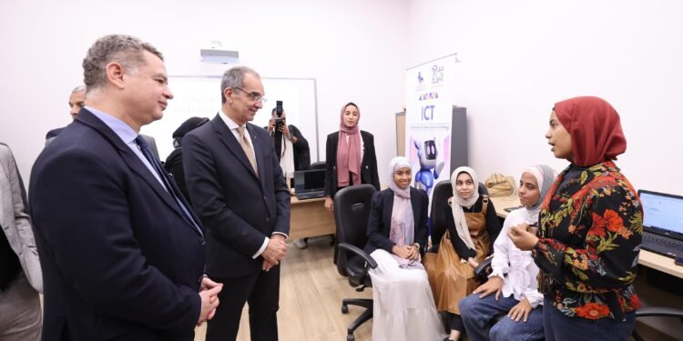 وزير الاتصالات يشهد إطلاق برنامج لتعزيز بيئة ريادة الأعمال فى صعيد مصر
