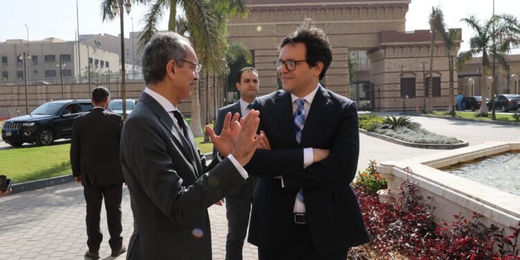 وزيرا الاتصالات وتكنولوجيا المعلومات والثقافة يناقشان مستجدات العمل فى مشروعات التعاون المشترك بين الوزارتين