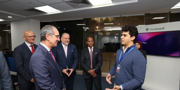 وزير الاتصالات يفتتح مركز تميز شركة “كومفولت” Commvault العالمية بالقاهرة