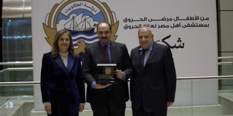 الشيخ مبارك عبدالله الصباح وسفير الكويت يزوران مستشفى ” أهل مصر لعلاج الحروق” لدعم مصابي الحروق