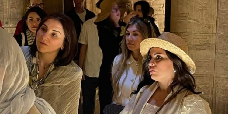عظمة الأجداد.. معابد أسوان والأقصر تجذب فنانات 13 دولة عربية وأجنبية
