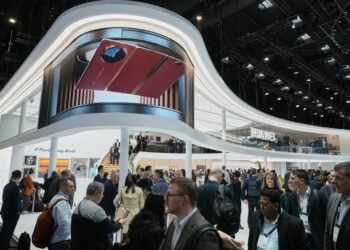 هواوي تُقدّم أول هاتف تجاري قابل للطي الثلاثي في العالم خلال MWC 2025   