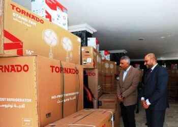 محافظ أسوان يسلم 40 جهاز عروسة لـ 10 فتيات دعماً من مؤسسة العربى لتنمية المجتمع