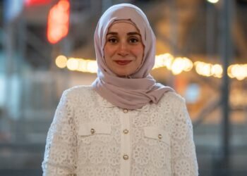 سيدتان كان لهما دور بارز في كواليس فعاليات رياضة السيارات بحلبة دبي أوتودروم