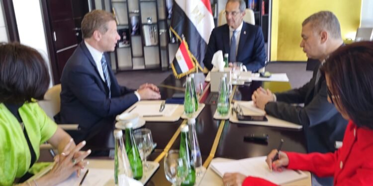 وزير الاتصالات يعقد مباحثات مع بنوك وشركات عالمية متخصصة فى تكنولوجيا المعلومات