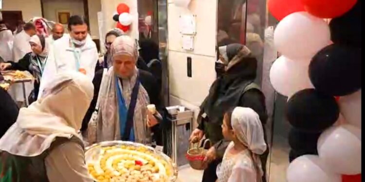 مع اقتراب موعد تصعيدهم الي عرفات : ” المطوفين ” يبدأون مراسم استقبال حجاج الخمس نجوم