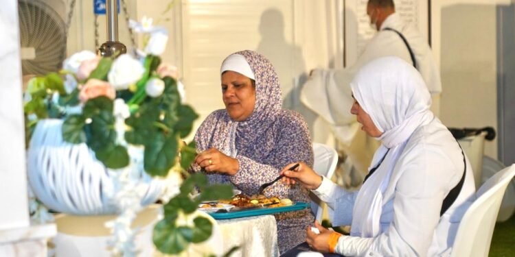 ندوات وعظ وحلقات أدعية بمخيمات الخمس نجوم في عرفات