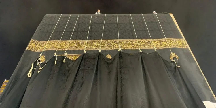 بوزن يبلغ 1415 كيلوجرامًا.. الكعبة المشرفة تتزين بكسوتها الجديدة لعام 1447 هـ