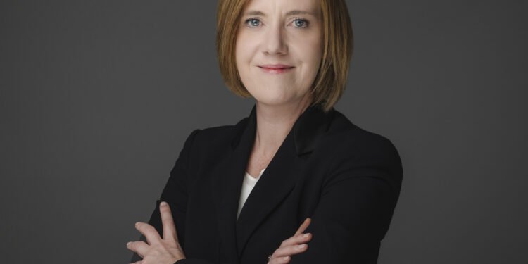 إبسون تبرم شراكة مع الأيقونة الفنية العالمية شاكيرا