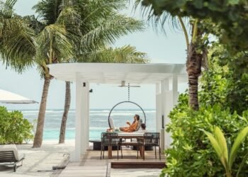 منتجع فورسيزونز المالديف في كودا هورا يطرح مجموعة جديدة من فلل الشاطئ الاستثنائية  مساحة خارجية مضاعفة، تصميم