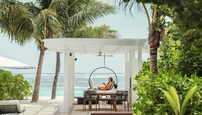 منتجع فورسيزونز المالديف في كودا هورا يطرح مجموعة جديدة من فلل الشاطئ الاستثنائية مساحة خارجية مضاعفة، تصميم