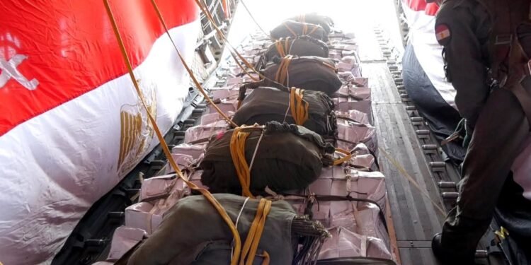 المتحدث العسكرى : تنفيذاً لتوجيهات الرئيس السيسى .. مصر تسقط أطنان من المساعدات جواً على قطاع غزة