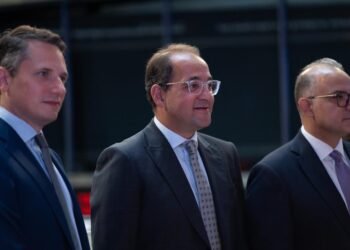 وزير المالية يقرع جرس افتتاح جلسة التداول ببورصة لندن