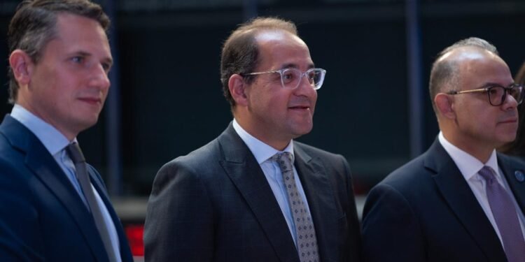 وزير المالية يقرع جرس افتتاح جلسة التداول ببورصة لندن