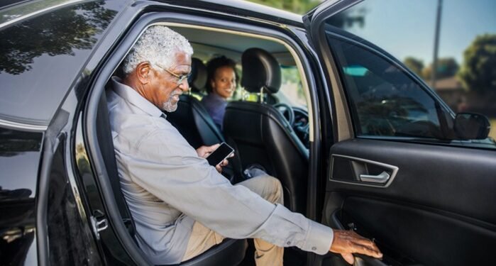 أوبر تطلق حسابات كبار السن والتجربة المبسطة في منطقة الشرق الأوسط وشمال أفريقيا