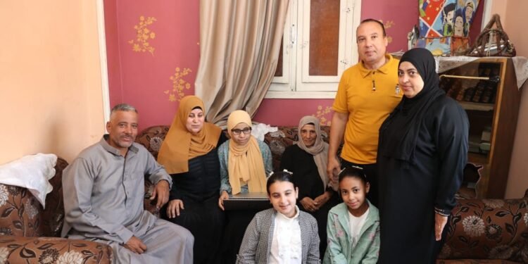 وزارة الاتصالات وتكنولوجيا المعلومات تسلم الطالبة هاجر حسان “لابتوب” مزود بالتطبيقات اللازمه لدعم المكفوفين