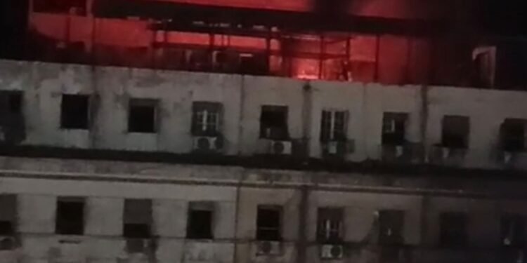 النجاح في السيطرة على حريق محدود بسنترال رمسيس بعد تجدد اشتعال النيران