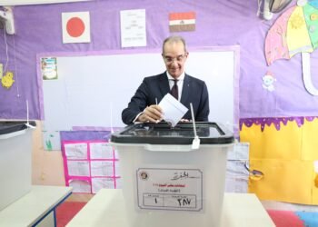 وزير الاتصالات يدلى بصوته فى انتخابات مجلس الشيوخ ويدعو المواطنين للمشاركة