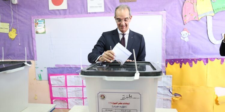 وزير الاتصالات يدلى بصوته فى انتخابات مجلس الشيوخ ويدعو المواطنين للمشاركة