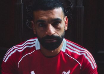 أديداس ونادي ليفربول يطلقان القمصان الأساسية والاحتياطية الجديدة لموسم ٢٠٢٥/٢٠٢٦