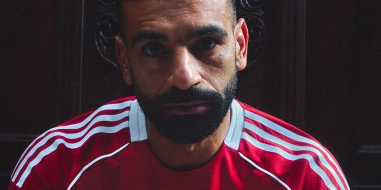 أديداس ونادي ليفربول يطلقان القمصان الأساسية والاحتياطية الجديدة لموسم ٢٠٢٥/٢٠٢٦