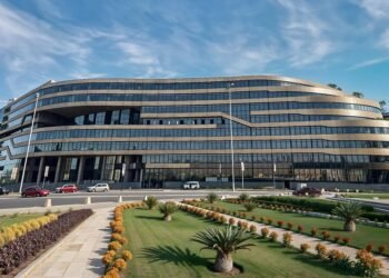 المعمارية الكندية هازل وونج تتفقد «روك كابيتال 1» بالعاصمة الإدارية قبل تسليمه.. أيقونة إدارية بتصميم عالمي