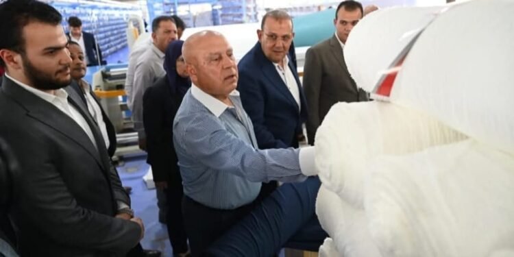 وزير الصناعة يتفقد مصنع «إيجي دينيم للنسيج» بالعاشر من رمضان