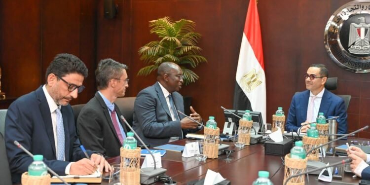 وزير الاستثمار يستعرض مع البنك الدولي والتمويل الدولية برامج التعاون المشترك