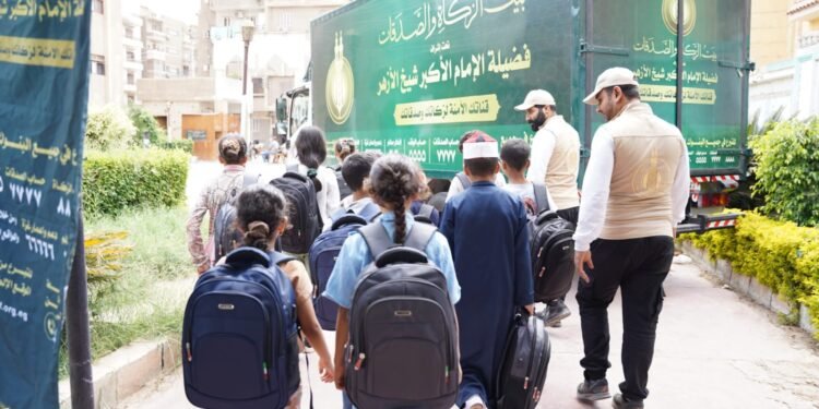 بيت الزكاة والصدقات» ينتهي من توزيع حقيبة وأدوات كتابية وزي مدرسي وحذاء على الطلاب الأيتام في القاهرة والجيزة والقليوبية