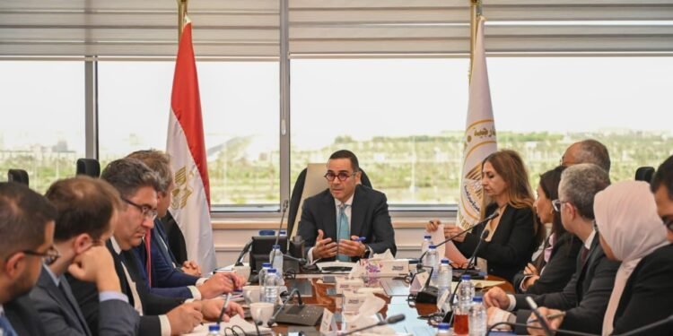 وزير الاستثمار يلتقي وفد مؤسسة S&P Global