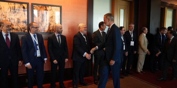 ملك إسبانيا يترأس لقاء خاص مع عدد من رجال الأعمال لتعزيز دور القطاع الخاص بحضور وزير الاستثمار والتجارة الخارجية