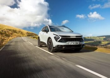 كيا تفوز بجائزتين من جوائز وات كار (What Car?) للسيارات الكهربائية لعام 2025