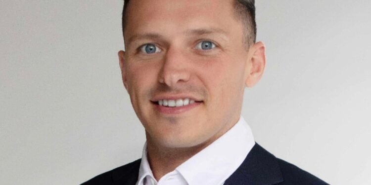 الأسهم الإماراتية تثبت قوتها مع صعود الذهب إلى 3,700 دولار