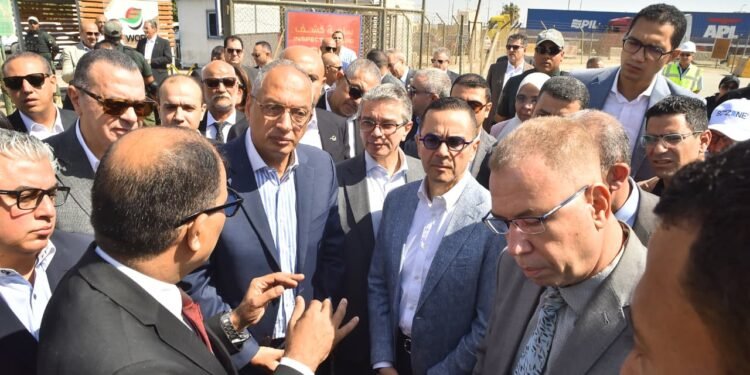 وزير الاستثمار والتجارة الخارجية يتفقد ميناء العين السخنة ويتابع سير العمل بمنظومة الفحص المشترك