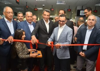 الاستثمار والتجارة الخارجية ومحافظ السويس يتفقدان سير العمل بالغرفة التجارية بالسويس 