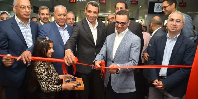 الاستثمار والتجارة الخارجية ومحافظ السويس يتفقدان سير العمل بالغرفة التجارية بالسويس