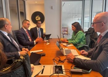 وزير الاستثمار والتجارة الخارجية يلتقي مسؤولي “فيتش” في واشنطن     الاجتماع يناقش جهود الحكومة لتعزيز الجدارة الائتمانية وتحسين التصنيف السيادي للدولة 