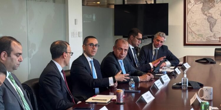 وزير الاستثمار يعقد مائدة مستديرة مع شركة الاستشارات الدولية McLarty Associates وكبار المستثمرين وخبراء أسواق المال الأمريكية