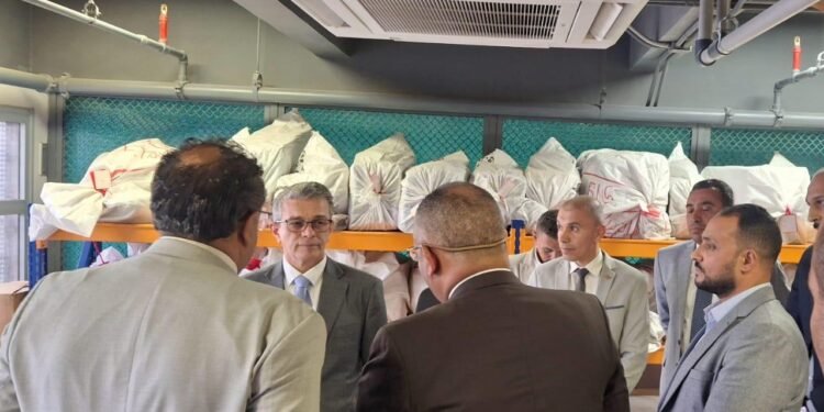 رئيس مصلحة الجمارك يتفقد قرية البضائع بمطار القاهرة الدولي