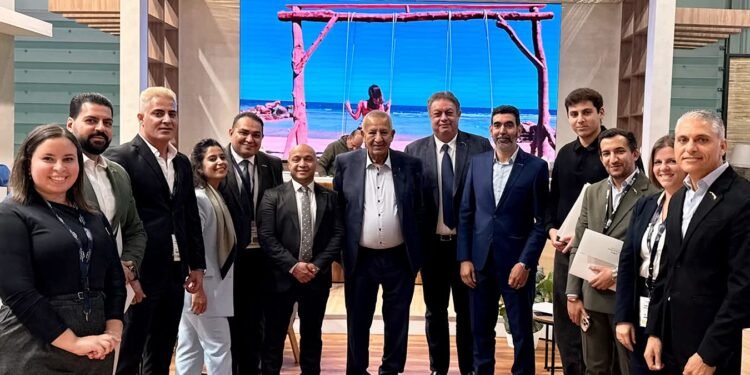 كامل أبو علي يكرّم فريق التسويق والمبيعات لمجموعة بيك الباتروس في ختام بورصة لندن