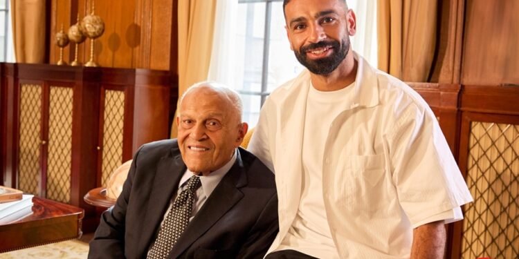 إهداء للأجيال القادمة من ڤودافون مصر لقاء تاريخي يجمع بين قامة الطب العالمي بروفسير مجدي يعقوب وأيقونة الرياضة محمد صلاح