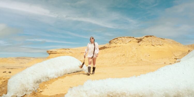 فنانة سيبيرية شابة تبتكر منحوتة جليدية ضخمة في صحراء مصر لتسليط الضوء على أزمة المناخ «رماد البرد»